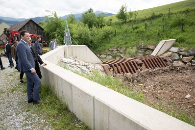 Landwirtschaftsminister Norbert Totschnig unternahm einen Lokalaugenschein der Bionahw&auml;rme-Anlage am Gel&auml;nde der Landwirtschaftlichen Fachschule Hafendorf in der Steiermark.