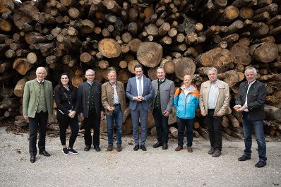 Landwirtschaftsminister Norbert Totschnig unternahm einen Lokalaugenschein der Bionahw&auml;rme-Anlage am Gel&auml;nde der Landwirtschaftlichen Fachschule Hafendorf in der Steiermark.