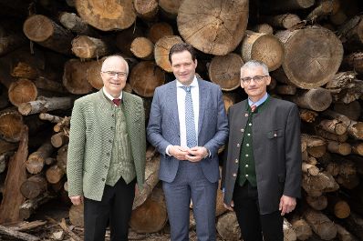 Landwirtschaftsminister Norbert Totschnig unternahm einen Lokalaugenschein der Bionahw&auml;rme-Anlage am Gel&auml;nde der Landwirtschaftlichen Fachschule Hafendorf in der Steiermark.