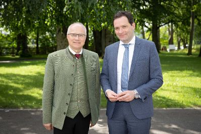 Landwirtschaftsminister Norbert Totschnig unternahm einen Lokalaugenschein der Bionahw&auml;rme-Anlage am Gel&auml;nde der Landwirtschaftlichen Fachschule Hafendorf in der Steiermark.