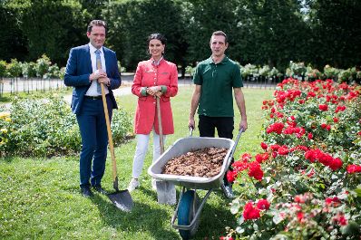Landwirtschaftsminister Norbert Totschnig besuchte gemeinsam mit der Gesch&auml;ftsf&uuml;hrerin der Spanischen Hofreitschule Sonja Klima und dem Stv. Institutsleiter der Historischen G&auml;rten der Bundesg&auml;rten Christian Winter Sch&ouml;nbrunn.