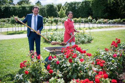 Landwirtschaftsminister Norbert Totschnig besuchte gemeinsam mit der Gesch&auml;ftsf&uuml;hrerin der Spanischen Hofreitschule Sonja Klima und dem Stv. Institutsleiter der Historischen G&auml;rten der Bundesg&auml;rten Christian Winter Sch&ouml;nbrunn, wo die Pferde&auml;pfel der Lipizzaner als D&uuml;nger verwendet werden.