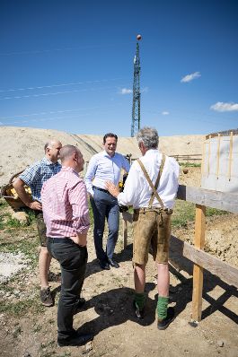 Bundesminister Norbert Totschnig besuchte gemeinsam mit B&uuml;rgermeister Rupert Eder die Baustelle des Hochbeh&auml;lters der Wasserversorgung Henndorf am Wallersee.