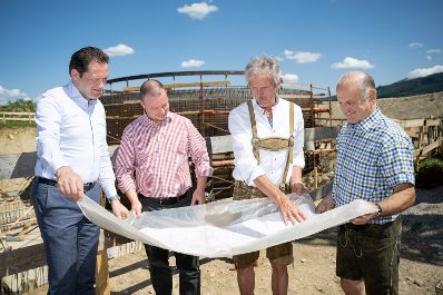 Bundesminister Norbert Totschnig besuchte gemeinsam mit B&uuml;rgermeister Rupert Eder die Baustelle des Hochbeh&auml;lters der Wasserversorgung Henndorf am Wallersee.