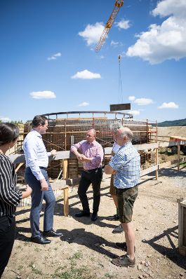Bundesminister Norbert Totschnig besuchte gemeinsam mit B&uuml;rgermeister Rupert Eder die Baustelle des Hochbeh&auml;lters der Wasserversorgung Henndorf am Wallersee.