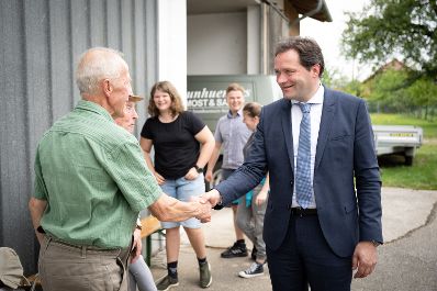 Am 29.06.2022 war Bundesminister Norbert Totschnig zu Gast in Ober&ouml;sterreich. Dort stand u. a. ein Betriebsbesuch bei &quot;Obermair Baby Fisch&quot;, die mit dem O&Ouml; Agrarpreis 2022 ausgezeichnet wurden, auf dem Programm.