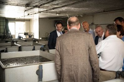 Am 29.06.2022 war Bundesminister Norbert Totschnig zu Gast in Ober&ouml;sterreich. Dort stand u. a. ein Betriebsbesuch bei &quot;Obermair Baby Fisch&quot;, die mit dem O&Ouml; Agrarpreis 2022 ausgezeichnet wurden, auf dem Programm.