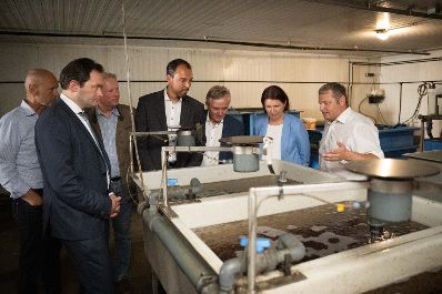 Am 29.06.2022 war Bundesminister Norbert Totschnig zu Gast in Ober&ouml;sterreich. Dort stand u. a. ein Betriebsbesuch bei &quot;Obermair Baby Fisch&quot;, die mit dem O&Ouml; Agrarpreis 2022 ausgezeichnet wurden, auf dem Programm.