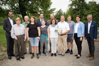 Am 29.06.2022 war Bundesminister Norbert Totschnig zu Gast in Ober&ouml;sterreich. Dort stand u. a. ein Betriebsbesuch bei &quot;Obermair Baby Fisch&quot;, die mit dem O&Ouml; Agrarpreis 2022 ausgezeichnet wurden, auf dem Programm.
