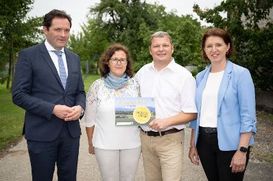 Am 29.06.2022 war Bundesminister Norbert Totschnig zu Gast in Ober&ouml;sterreich. Dort stand u. a. ein Betriebsbesuch bei &quot;Obermair Baby Fisch&quot;, die mit dem O&Ouml; Agrarpreis 2022 ausgezeichnet wurden, auf dem Programm.