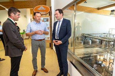 Landwirtschaftsminister Norbert Totschnig zeichnet den Milchhof Sonnenalm mit AMA Genuss Region G&uuml;tesiegel aus.