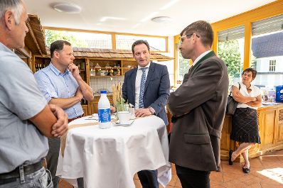 Landwirtschaftsminister Norbert Totschnig zeichnet den Milchhof Sonnenalm mit AMA Genuss Region G&uuml;tesiegel aus.