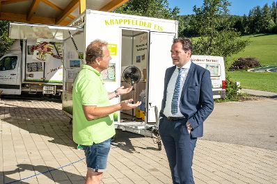 Landwirtschafstminister Norbert Totschnig zeichnet den Eishersteller Krappfelder mit AMA Genuss Region G&uuml;tesiegel aus.