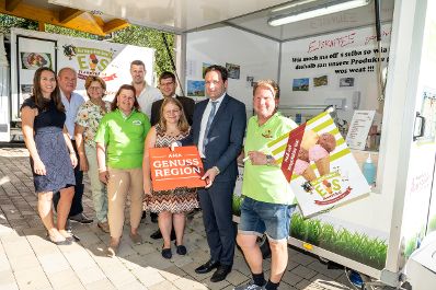 Landwirtschafstminister Norbert Totschnig zeichnet den Eishersteller Krappfelder mit AMA Genuss Region G&uuml;tesiegel aus.