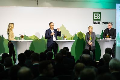Am 25.11.2022 besuchte Bundesminister Norbert Totschnig, im Rahmen der Versorgungssicherheitstour, land- und forstwirtschaftliche Betriebe sowie BranchenvertreterInnen in Ober&ouml;sterreich.