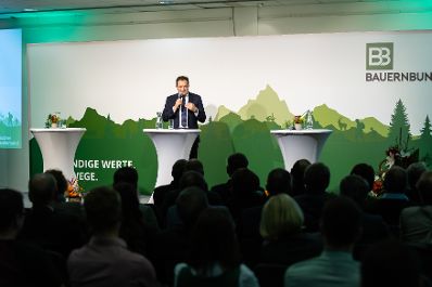 Am 25.11.2022 besuchte Bundesminister Norbert Totschnig, im Rahmen der Versorgungssicherheitstour, land- und forstwirtschaftliche Betriebe sowie BranchenvertreterInnen in Ober&ouml;sterreich.