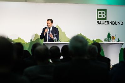 Am 25.11.2022 besuchte Bundesminister Norbert Totschnig, im Rahmen der Versorgungssicherheitstour, land- und forstwirtschaftliche Betriebe sowie BranchenvertreterInnen in Ober&ouml;sterreich.