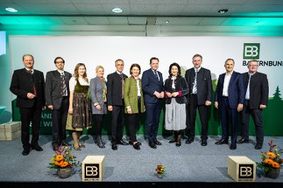 Am 25.11.2022 besuchte Bundesminister Norbert Totschnig, im Rahmen der Versorgungssicherheitstour, land- und forstwirtschaftliche Betriebe sowie BranchenvertreterInnen in Ober&ouml;sterreich.