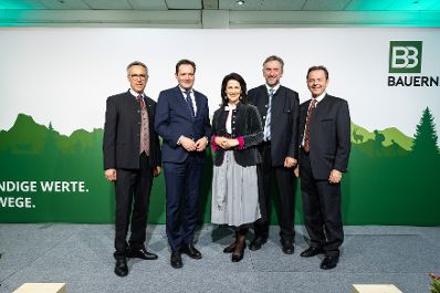 Am 25.11.2022 besuchte Bundesminister Norbert Totschnig, im Rahmen der Versorgungssicherheitstour, land- und forstwirtschaftliche Betriebe sowie BranchenvertreterInnen in Ober&ouml;sterreich.