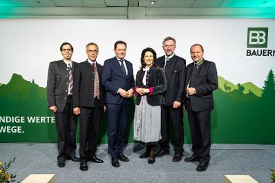 Am 25.11.2022 besuchte Bundesminister Norbert Totschnig, im Rahmen der Versorgungssicherheitstour, land- und forstwirtschaftliche Betriebe sowie BranchenvertreterInnen in Ober&ouml;sterreich.