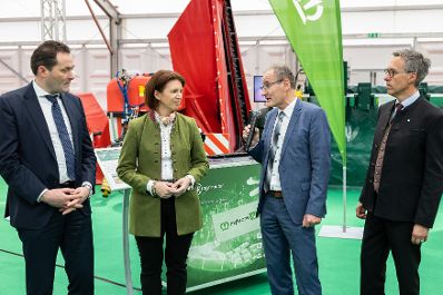 Am 25.11.2022 besuchte Bundesminister Norbert Totschnig, im Rahmen der Versorgungssicherheitstour, land- und forstwirtschaftliche Betriebe sowie BranchenvertreterInnen in Ober&ouml;sterreich.