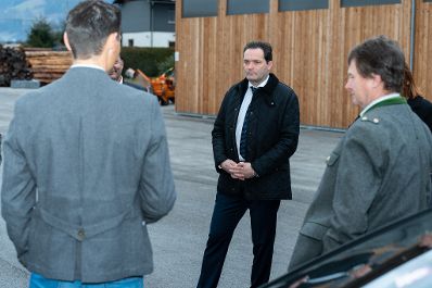 Am 02.12.2022 besuchte Bundesminister Norbert Totschnig, im Rahmen der Versorgungssicherheitstour, land- und forstwirtschaftliche Betriebe sowie BranchenvertreterInnen in der Steiermark. Im Bild: Besuch beim Maschinenring Dachstein Tauern.