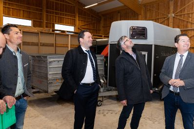 Am 02.12.2022 besuchte Bundesminister Norbert Totschnig, im Rahmen der Versorgungssicherheitstour, land- und forstwirtschaftliche Betriebe sowie BranchenvertreterInnen in der Steiermark. Im Bild: Besuch beim Maschinenring Dachstein Tauern.