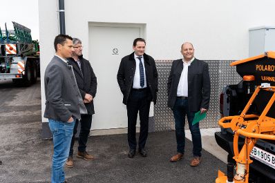 Am 02.12.2022 besuchte Bundesminister Norbert Totschnig, im Rahmen der Versorgungssicherheitstour, land- und forstwirtschaftliche Betriebe sowie BranchenvertreterInnen in der Steiermark. Im Bild: Besuch beim Maschinenring Dachstein Tauern.