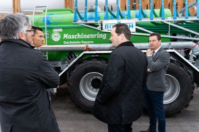 Am 02.12.2022 besuchte Bundesminister Norbert Totschnig, im Rahmen der Versorgungssicherheitstour, land- und forstwirtschaftliche Betriebe sowie BranchenvertreterInnen in der Steiermark. Im Bild: Besuch beim Maschinenring Dachstein Tauern.
