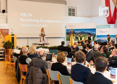 Am 02.12.2022 besuchte Bundesminister Norbert Totschnig, im Rahmen der Versorgungssicherheitstour, land- und forstwirtschaftliche Betriebe sowie BranchenvertreterInnen in der Steiermark. Im Bild: Diskussionsveranstaltung in der HBLFA Raumberg-Gumpenstein.