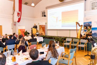 Am 02.12.2022 besuchte Bundesminister Norbert Totschnig, im Rahmen der Versorgungssicherheitstour, land- und forstwirtschaftliche Betriebe sowie BranchenvertreterInnen in der Steiermark. Im Bild: Diskussionsveranstaltung in der HBLFA Raumberg-Gumpenstein.