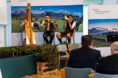Am 02.12.2022 besuchte Bundesminister Norbert Totschnig, im Rahmen der Versorgungssicherheitstour, land- und forstwirtschaftliche Betriebe sowie BranchenvertreterInnen in der Steiermark. Im Bild: Diskussionsveranstaltung in der HBLFA Raumberg-Gumpenstein.