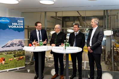 Am 02.12.2022 besuchte Bundesminister Norbert Totschnig, im Rahmen der Versorgungssicherheitstour, land- und forstwirtschaftliche Betriebe sowie BranchenvertreterInnen in der Steiermark. Im Bild: Besuch bei Ennstal Milch.