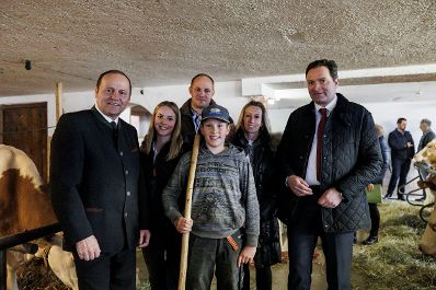 Am 09.12.2022 besuchte Bundesminister Norbert Totschnig, im Rahmen der Versorgungssicherheitstour, land- und forstwirtschaftliche Betriebe sowie BranchenvertreterInnen in Tirol