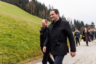 Am 09.12.2022 besuchte Bundesminister Norbert Totschnig, im Rahmen der Versorgungssicherheitstour, land- und forstwirtschaftliche Betriebe sowie BranchenvertreterInnen in Tirol
