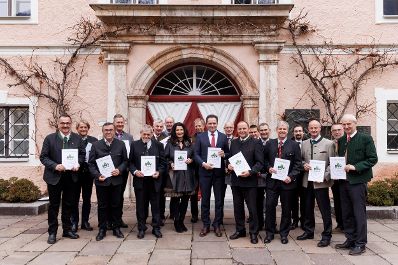 Am 09.12.2022 besuchte Bundesminister Norbert Totschnig, im Rahmen der Versorgungssicherheitstour, land- und forstwirtschaftliche Betriebe sowie BranchenvertreterInnen in Tirol