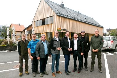 Am 28.10.2022 besuchte Bundesminister Norbert Totschnig, im Rahmen der Versorgungssicherheitstour, land- und forstwirtschaftliche Betriebe sowie BranchenvertreterInnen in Vorarlberg. Darunter befanden sich die &bdquo;vorarlberger holzbau_kunst&ldquo; in Ludesch, der Bauernhof der Familie Maria und Erich Eller oder die Feink&auml;serei Bantel in M&ouml;ggers.