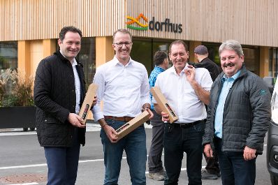 Am 28.10.2022 besuchte Bundesminister Norbert Totschnig, im Rahmen der Versorgunssicherheitstour, land- und forstwirtschaftliche Betriebe sowie BranchenvertreterInnen in Vorarlberg. Darunter befanden sich die &bdquo;vorarlberger holzbau_kunst&ldquo; in Ludesch, der Bauernhof der Familie Maria und Erich Eller oder die Feink&auml;serei Bantel in M&ouml;ggers.