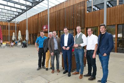 Am 28.10.2022 besuchte Bundesminister Norbert Totschnig, im Rahmen der Versorgunssicherheitstour, land- und forstwirtschaftliche Betriebe sowie BranchenvertreterInnen in Vorarlberg. Darunter befanden sich die &bdquo;vorarlberger holzbau_kunst&ldquo; in Ludesch, der Bauernhof der Familie Maria und Erich Eller oder die Feink&auml;serei Bantel in M&ouml;ggers.