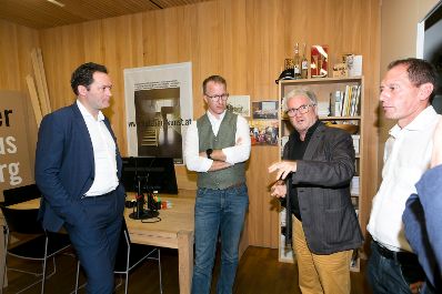 Am 28.10.2022 besuchte Bundesminister Norbert Totschnig, im Rahmen der Versorgunssicherheitstour, land- und forstwirtschaftliche Betriebe sowie BranchenvertreterInnen in Vorarlberg. Darunter befanden sich die &bdquo;vorarlberger holzbau_kunst&ldquo; in Ludesch, der Bauernhof der Familie Maria und Erich Eller oder die Feink&auml;serei Bantel in M&ouml;ggers.