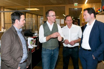 Am 28.10.2022 besuchte Bundesminister Norbert Totschnig, im Rahmen der Versorgunssicherheitstour, land- und forstwirtschaftliche Betriebe sowie BranchenvertreterInnen in Vorarlberg. Darunter befanden sich die &bdquo;vorarlberger holzbau_kunst&ldquo; in Ludesch, der Bauernhof der Familie Maria und Erich Eller oder die Feink&auml;serei Bantel in M&ouml;ggers.