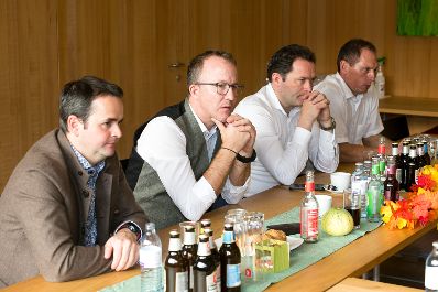 Am 28.10.2022 besuchte Bundesminister Norbert Totschnig, im Rahmen der Versorgunssicherheitstour, land- und forstwirtschaftliche Betriebe sowie BranchenvertreterInnen in Vorarlberg. Darunter befanden sich die &bdquo;vorarlberger holzbau_kunst&ldquo; in Ludesch, der Bauernhof der Familie Maria und Erich Eller oder die Feink&auml;serei Bantel in M&ouml;ggers.