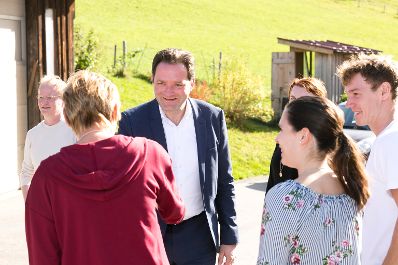 Am 28.10.2022 besuchte Bundesminister Norbert Totschnig, im Rahmen der Versorgunssicherheitstour, land- und forstwirtschaftliche Betriebe sowie BranchenvertreterInnen in Vorarlberg. Darunter befanden sich die &bdquo;vorarlberger holzbau_kunst&ldquo; in Ludesch, der Bauernhof der Familie Maria und Erich Eller oder die Feink&auml;serei Bantel in M&ouml;ggers.