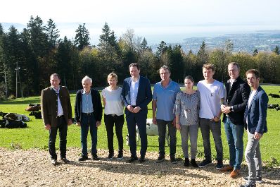 Am 28.10.2022 besuchte Bundesminister Norbert Totschnig, im Rahmen der Versorgunssicherheitstour, land- und forstwirtschaftliche Betriebe sowie BranchenvertreterInnen in Vorarlberg. Darunter befanden sich die &bdquo;vorarlberger holzbau_kunst&ldquo; in Ludesch, der Bauernhof der Familie Maria und Erich Eller oder die Feink&auml;serei Bantel in M&ouml;ggers.