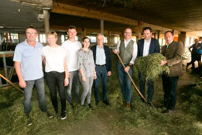 Am 28.10.2022 besuchte BM Norbert Totschnig, im Rahmen der Versorgungssicherheitstour, land- und forstwirtschaftliche Betriebe sowie BranchenvertreterInnen in Vorarlberg. Darunter befanden sich die &bdquo;vorarlberger holzbau_kunst&ldquo;, der Bauernhof der Familie Eller oder die Feink&auml;serei Bantel.
