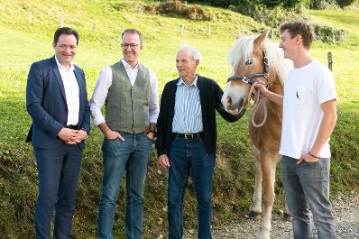 Am 28.10.2022 besuchte Bundesminister Norbert Totschnig, im Rahmen der Versorgunssicherheitstour, land- und forstwirtschaftliche Betriebe sowie BranchenvertreterInnen in Vorarlberg. Darunter befanden sich die &bdquo;vorarlberger holzbau_kunst&ldquo; in Ludesch, der Bauernhof der Familie Maria und Erich Eller oder die Feink&auml;serei Bantel in M&ouml;ggers.
