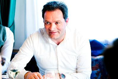 Am 28.10.2022 besuchte Bundesminister Norbert Totschnig, im Rahmen der Versorgunssicherheitstour, land- und forstwirtschaftliche Betriebe sowie BranchenvertreterInnen in Vorarlberg. Darunter befanden sich die &bdquo;vorarlberger holzbau_kunst&ldquo; in Ludesch, der Bauernhof der Familie Maria und Erich Eller oder die Feink&auml;serei Bantel in M&ouml;ggers.