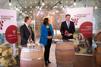 Bundesminister Norbert Totschnig besuchte gemeinsam mit Pr&auml;sident der Burgenl&auml;ndischen Landwirtschaftskammer Nikolaus Berlakovich die Weinbauschule Eisenstadt.