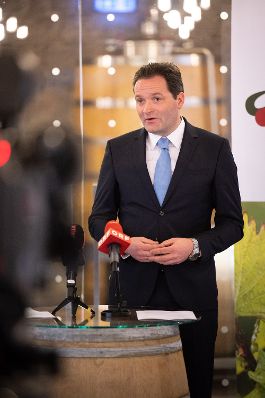 Bundesminister Norbert Totschnig besuchte gemeinsam mit Pr&auml;sident der Burgenl&auml;ndischen Landwirtschaftskammer Nikolaus Berlakovich die Weinbauschule Eisenstadt.
