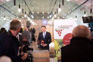 Bundesminister Norbert Totschnig besuchte gemeinsam mit Pr&auml;sident der Burgenl&auml;ndischen Landwirtschaftskammer Nikolaus Berlakovich die Weinbauschule Eisenstadt.